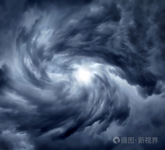 在戏剧性的云漩涡