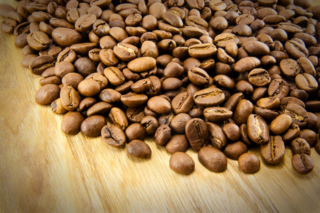 咖啡豆在老式木制板上