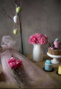 复活节餐桌装饰, 美味的自制蛋糕与春天的花朵和彩绘鸡蛋在假日餐桌上