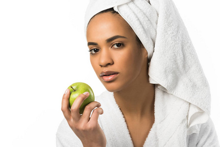非洲裔美国人的妇女在毛巾摆在苹果, 孤立的白色