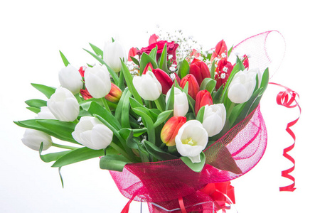 美丽的花束红色和白色郁金香和一朵玫瑰