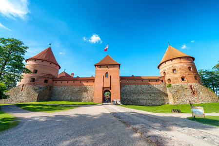 特拉凯城堡外观在一个美丽的夏日午后, 立陶宛