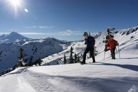 冒险的男人和女人在雪地里雪地行走。拍摄于美国华盛顿州西雅图东北部的艺术家点