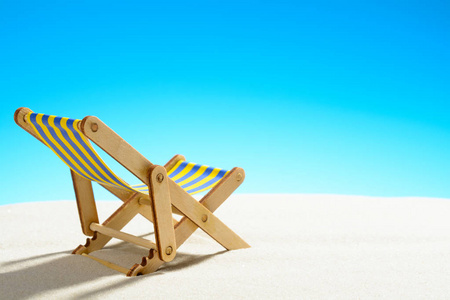 太阳躺椅在沙滩和天空上复制空间