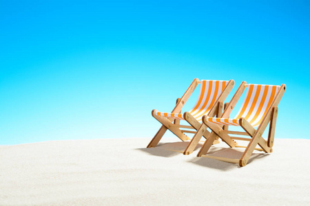 沙滩上的两个太阳躺椅, 还有复制空间的天空
