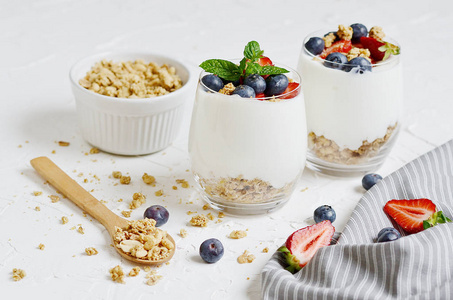 健康的早餐概念。麦片与希腊酸奶, 草莓和蓝莓, 饮食, 夏季食品。白色背景, 特写, 平躺