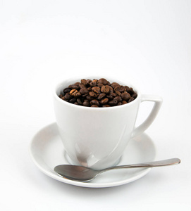 关闭咖啡, 杯子, 咖啡豆, 银色勺子在白色背景上