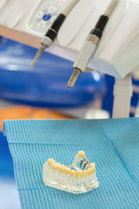 牙科医生在牙医外科诊所隔离图片
