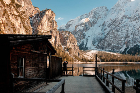 Braies 湖上的小屋。意大利雪山