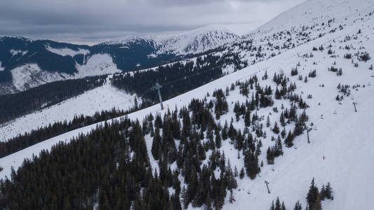 亚斯纳马蒂奇滑雪胜地斯洛伐克山地空中无人机俯视图