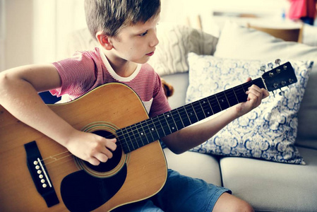 年轻的男孩弹吉他