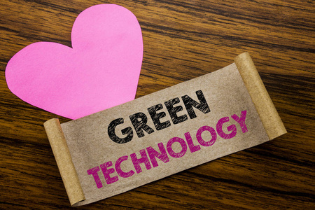 编写显示绿色技术的文本。经营理念为活动, 写在粘纸条纸上, 木木背景。用粉红色的心意爱崇拜