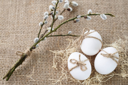 复活节春季花束和鸡蛋的节日背景
