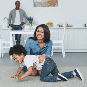快乐的非洲裔美国人的母亲与儿子在家乐趣