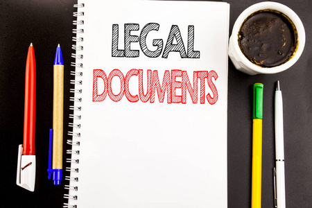 编写显示法律文件的文本。在记事本上书写的合同文档的业务概念笔记纸背景与空间办公室看法用铅笔标记咖啡