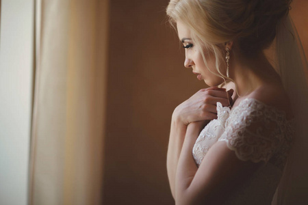 站在窗前的年轻新娘的侧面观