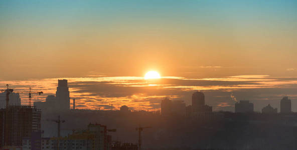 城市的壮观的日落全景