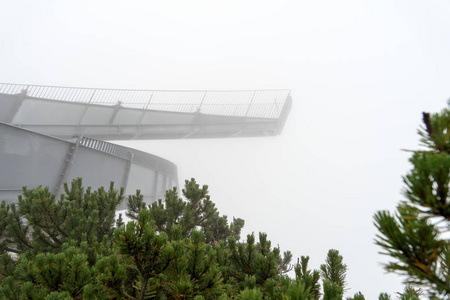 大雾中的 Alpspix 观测平台。巴法力亚阿尔卑斯在德国