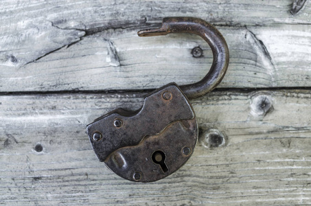 旧木桌上的锁