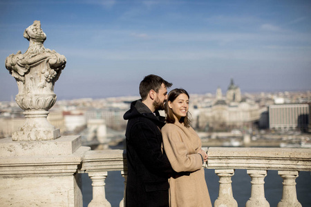 年轻快乐迷人情侣拥抱在匈牙利布达佩斯壮丽景色的背景下