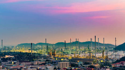 城市背景下的住宅炼油厂日落天空色调