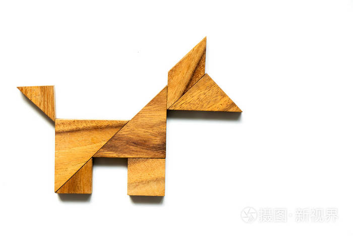 在白色背景上的狗形状的木七巧板拼图