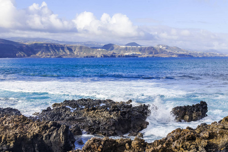 大西洋沿岸的风景如画的岩石被海浪冲刷着。