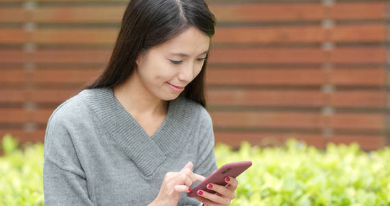 女人街在使用智能手机