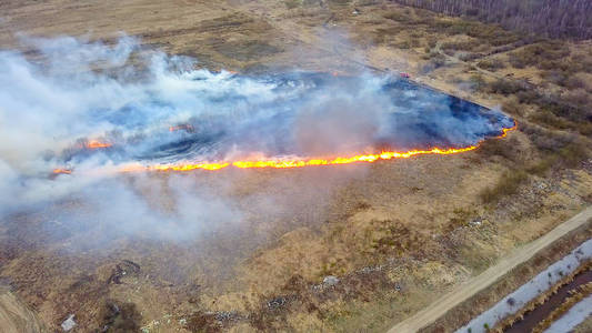 大火灾。干草正在燃烧。很多烟雾。叶卡捷琳堡, 俄罗斯, 从德龙