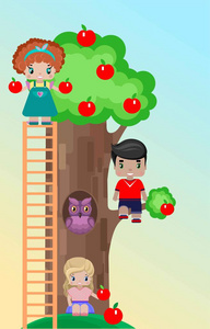 孩子们在草坪上用苹果树野餐, 两个女孩和一个男孩在树下和它, 用苹果在他的手中, 在树空心与猫头鹰里面