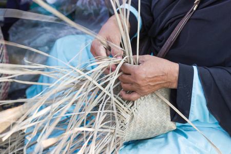 运动图像妇女的手举行村民们用竹子条纹编织成不同形式的 communitys 人在泰国曼谷, 泰国手工制品的日常使用用具
