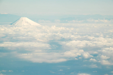 日本富士山与各组的云在鸟瞰图背景