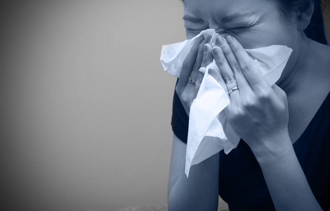 亚洲妇女手持纸巾吹鼻, 流感概念, 黑白色调