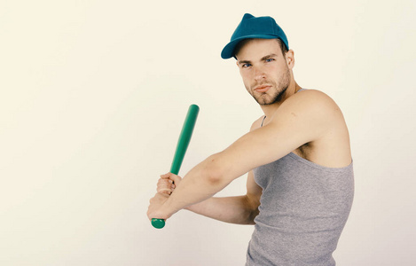 体育和游戏的概念。蓝绿色棒球帽男子
