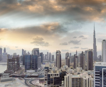 市中心的迪拜日落从城市河, 鸟瞰图