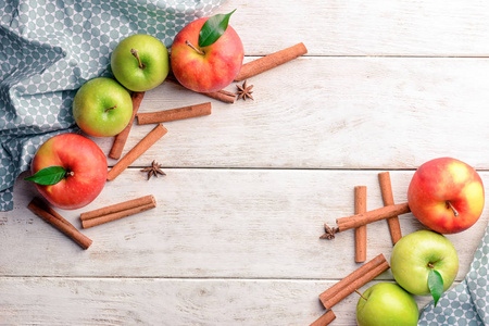 用新鲜苹果和肉桂棒组成的木质背景
