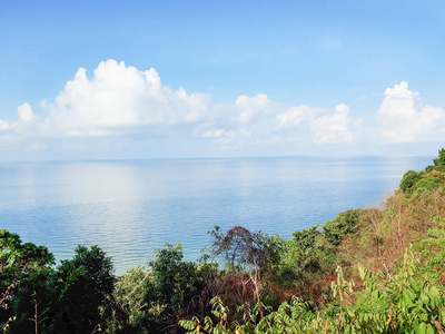 泰国的蓝海与海岛和天空