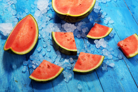 西瓜在蓝色背景。多汁夏日水果片
