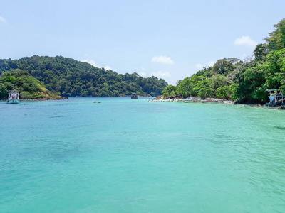 泰国的蓝海与海岛和天空