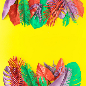 画热带和棕榈叶在充满活力的大胆的颜色。概念艺术。夏日多彩背景