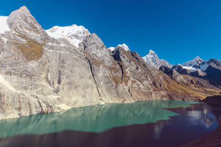 美丽的山川风景在科迪勒拉瓦，秘鲁，南美洲