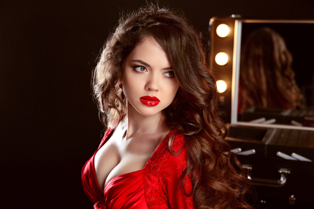 美丽的女子和的嘴唇，身穿红色长裙摆在更衣室 r