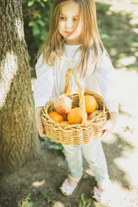带着一篮子水果的小女孩