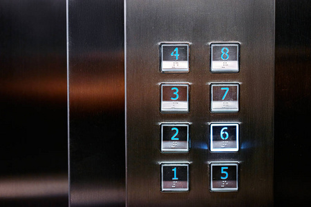 电梯按钮的特写镜头图片