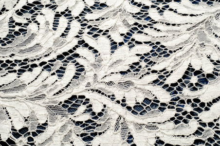 布花边。精细的开放织物，通常之一棉布或丝绸，由循环 捻线 或针织图案中的线程，尤其是用于清理衣服