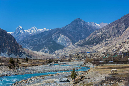 美丽的山风景与 Bagmati 河在晴朗的天, 尼泊尔