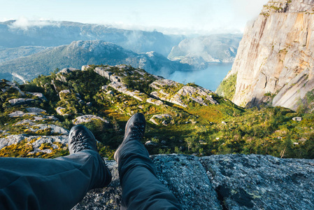 朦胧的早晨在 Preikestolen