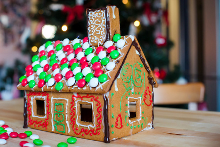 姜饼饼干和糖果姜房子背景圣诞树灯