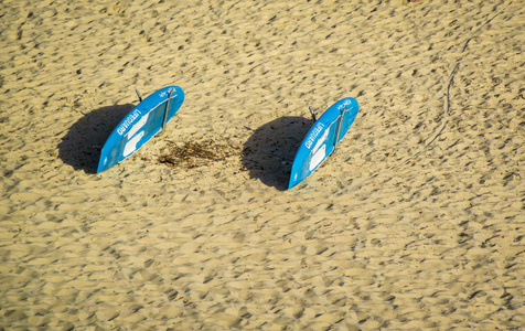 在澳大利亚的沙滩上, 一对蓝色救生员皮艇