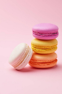 马卡龙.彩色法国杏仁粉红色背景。甜点还是饼干还活着。高分辨率